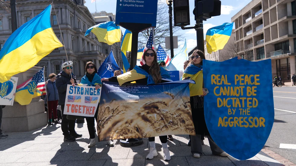 "Stronger together" står det på en skylt prydd med den amerikanska och ukrainska flaggan som supportrar visar upp utanför Vita Huset i Washington på fredagen den 28 februari. Där utspelade sig samtidigt den  högljudda ordväxlingen mellan ländernas presidenter.