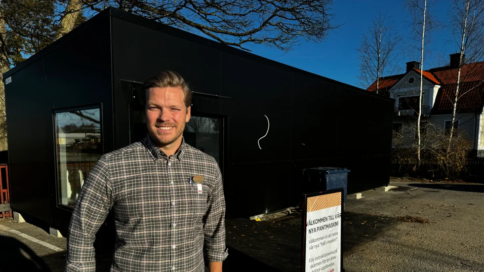 Sebastian Kruse är driftchef på Ica Cityhallen och han visar den nya pantstationen som består av två ihopbyggda fraktcontainrar.