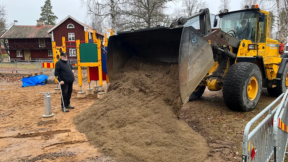 Bygget av den nya lekplatsen pågår för fullt i Målilla hembygdspark.
