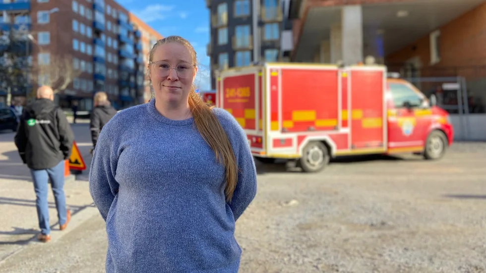 Caroline Robertsson såg att det brann i hennes lägenhetshus på Klostergatan. ”Klart att man blir orolig”, säger hon. 