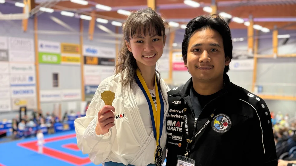 Alexandra Bergström, Katrineholms karateförening, tog SM-guld i kumite. Hennes klubbkamrater tog både silver och brons men kunde inte riktigt glädjas åt placeringarna. Till höger ses coachen Gabriel Österberg.