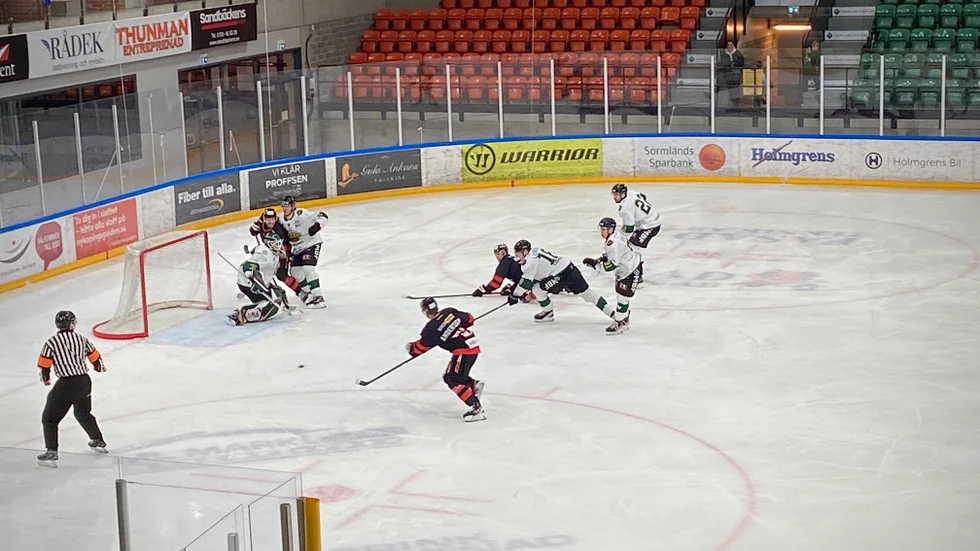 NSK stod upp bra mot topplaget Brödernas/Väsby och hade chans på poäng långt in i tredje perioden.