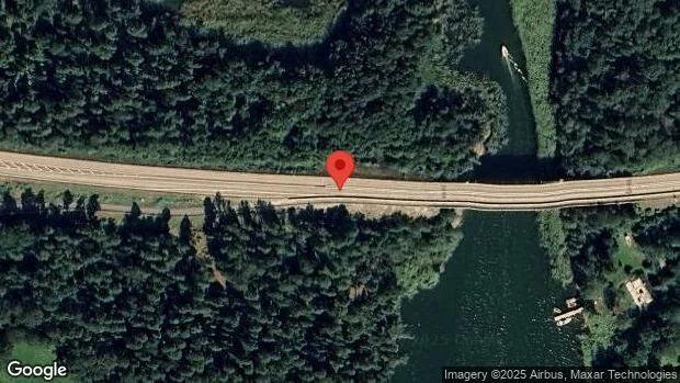 Ett körfält blockerat på grund av en stillastående lastbil på E18