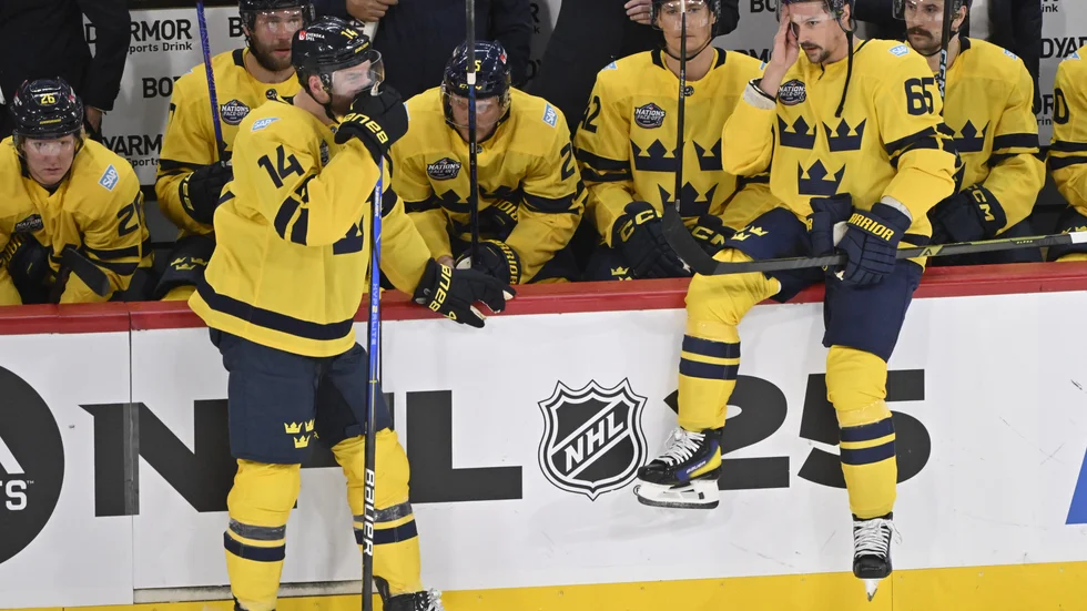 Mattias Ekholm (14) och Erik Karlsson deppar vid det svenska avbytarbåset.