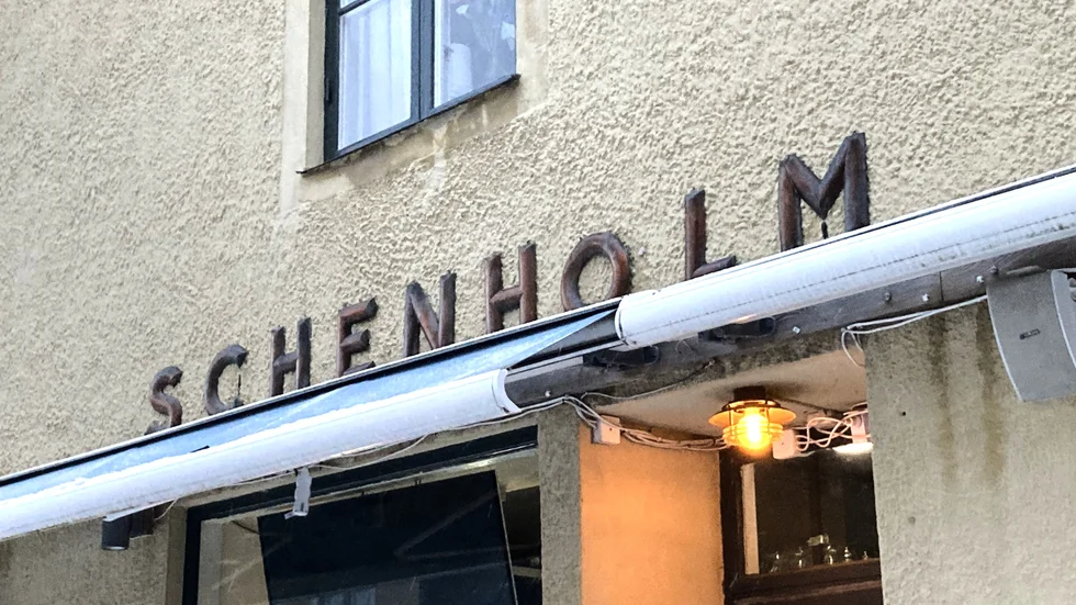 År efter år sitter bokstäverna sitter kvar på väggen på Adelsgatan i Visby, oavsett vad som försiggår i lokalen. Numera huserar Lion Bar där, men i denna artikel ser vi tillbaka till tider som flytt.