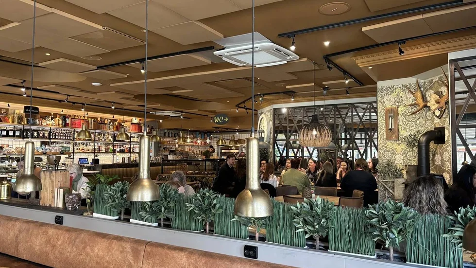 På Mocca Deli tystnade lunchgästerna.