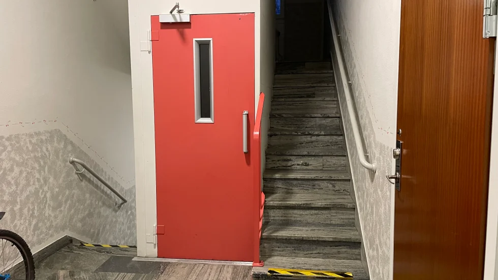 Det var här som en person klämdes fast i hissen och förlorade medvetandet.