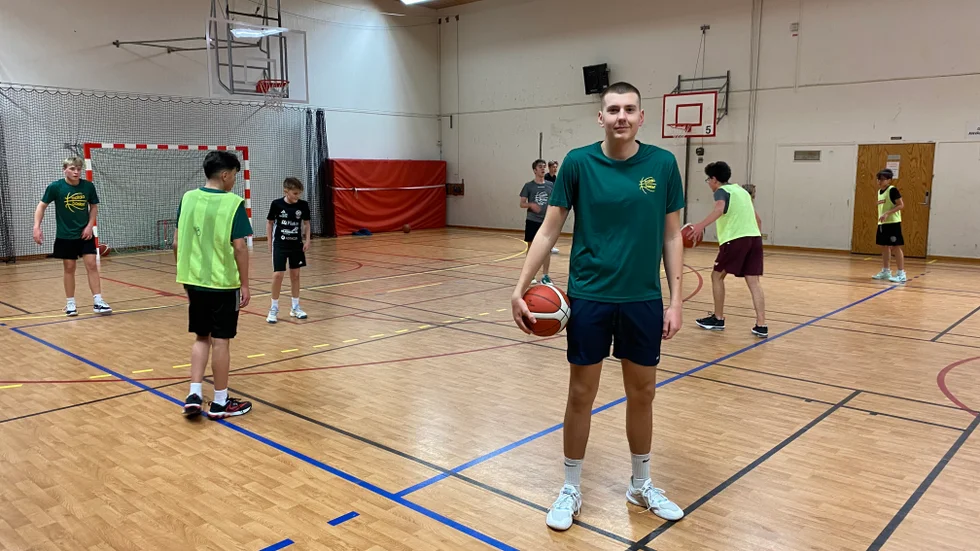 Melvin Pasic i Motala basket har bara spelat basket i dryga två år. Men redan nu levererar han. 18-åringen satte 36 poäng i Motalalagets senaste match i division 2.