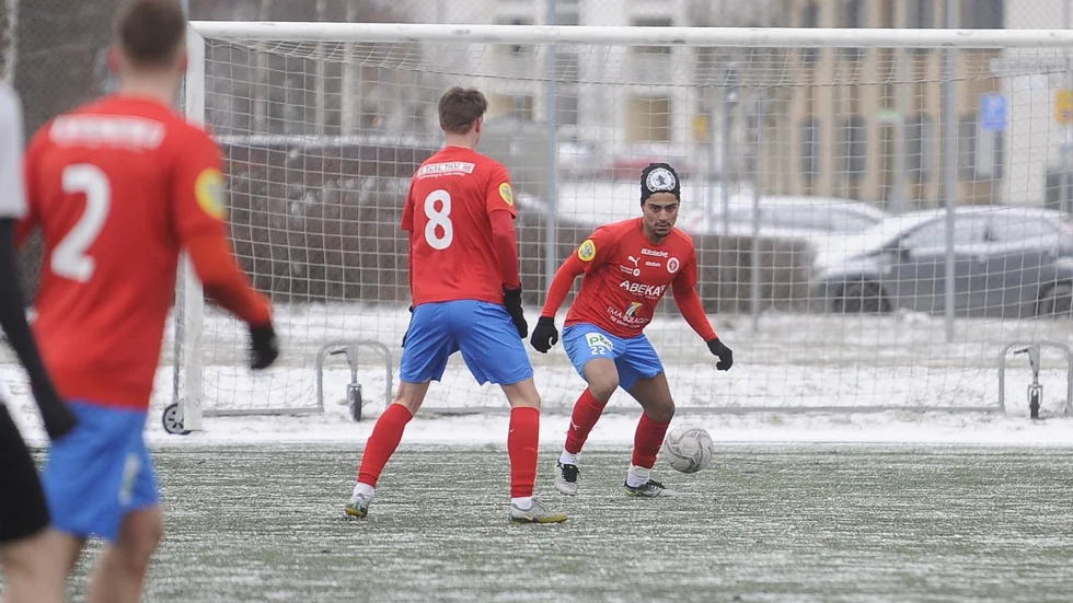 Nyförvrävet Azali Amirir gjorde ett mål och hade stor del i det andra målet när Bissarna hade träningsmatchpremiär.