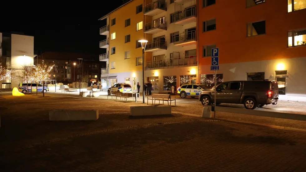 Under måndagskvällen larmades polisen till Knivsta där flera unga personer misstänks ha varit involverade i ett våldsbrott.