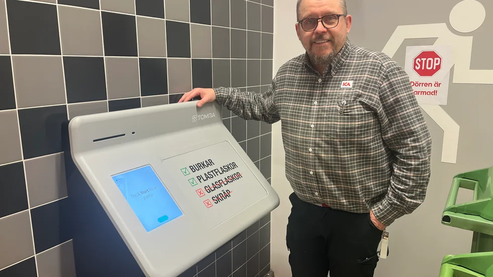 Fredrik Kerttu, handlare på Ica supermarket Hertsötorget ser både för- och nackdelar med att panten höjs till hösten 2025.