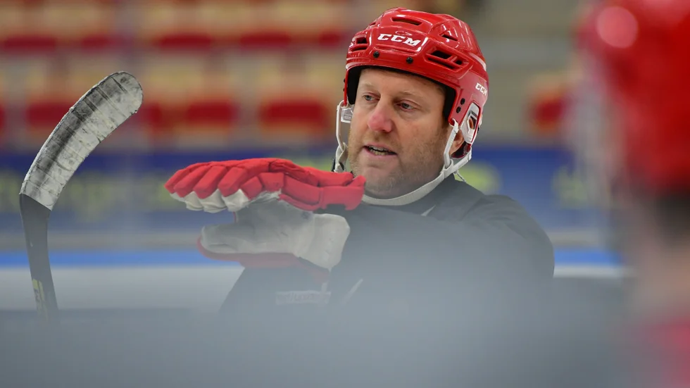 Jonas Göthberg har varit ansvarig för Almtunas J20- och J18- verksamhet - fram till nu. Han har hoppat av med omedelbar verkan.
