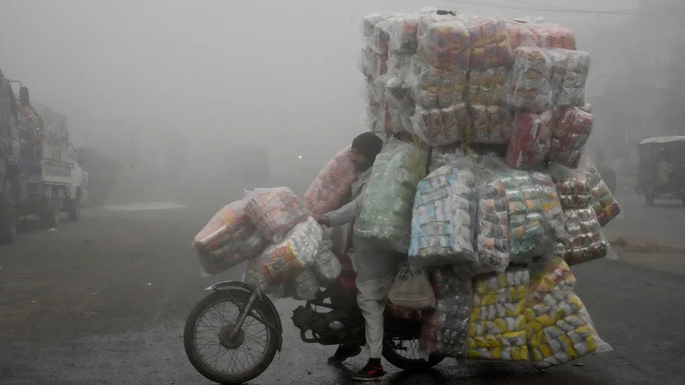 En försäljare kör genom smogen i den pakistanska mångmiljonstaden Lahore.