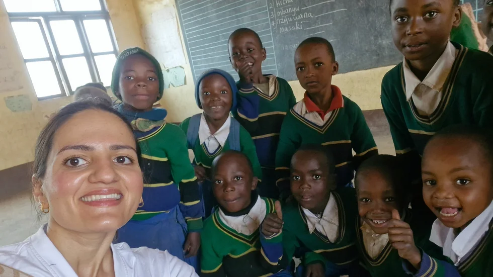 Roz Lafta under uppdraget med Tandläkare utan Gränser i Tanzania i oktober. "Det var jätteroligt att träffa barnen", säger hon.