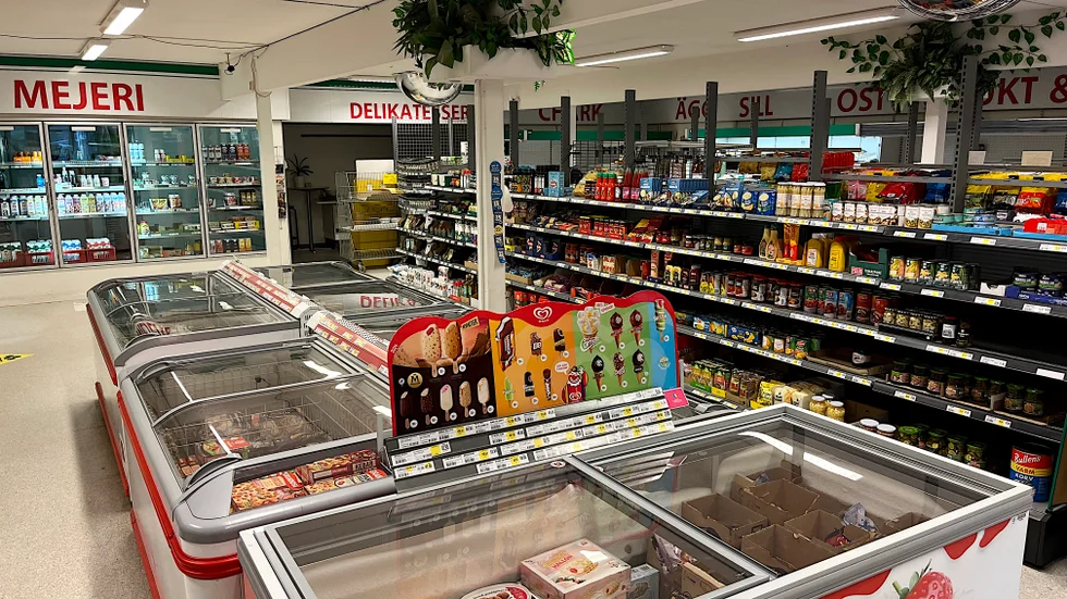 Varken Zilei Wu eller Bjarne Johansson vill vara med på bild när Vimmerby Tidning träffar dem i livsmedelsbutiken i Silverdalen som riskerar att läggas ner.