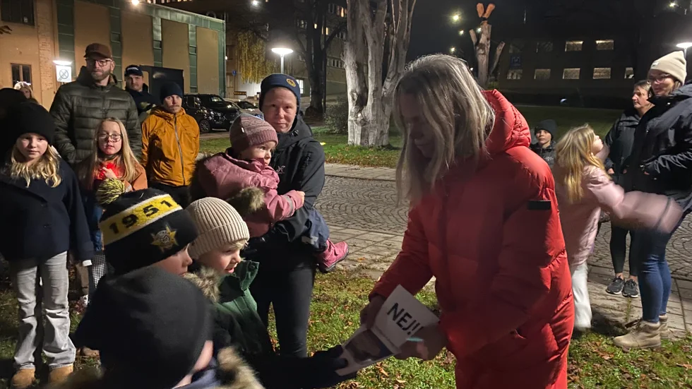 Oskar Ribers går i ettan på Smedsby skola. Här lämnar han över en namnlista till bildningsnämndens ordförande Lotta Lexén, Moderaterna. På måndagskvällen hade 633 personer skrivit på protestlistan mot avvecklingen av Smedsby skola.