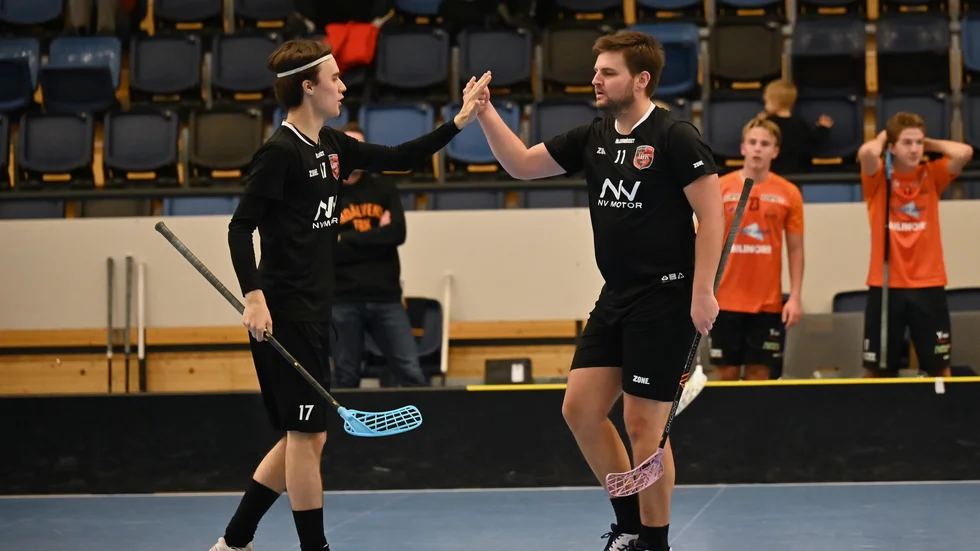 Jonathan Andersson firar. 30-åringen gjorde comeback för några veckor sedan och bidrar med både poäng och erfarenhet.