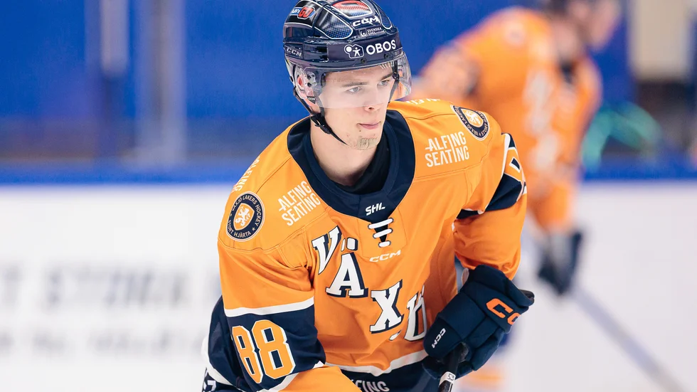 Växjö Lakers Kevin Israelsson ansluter till Karlskrona lagom till fredagskvällens match mot Västerviks IK.