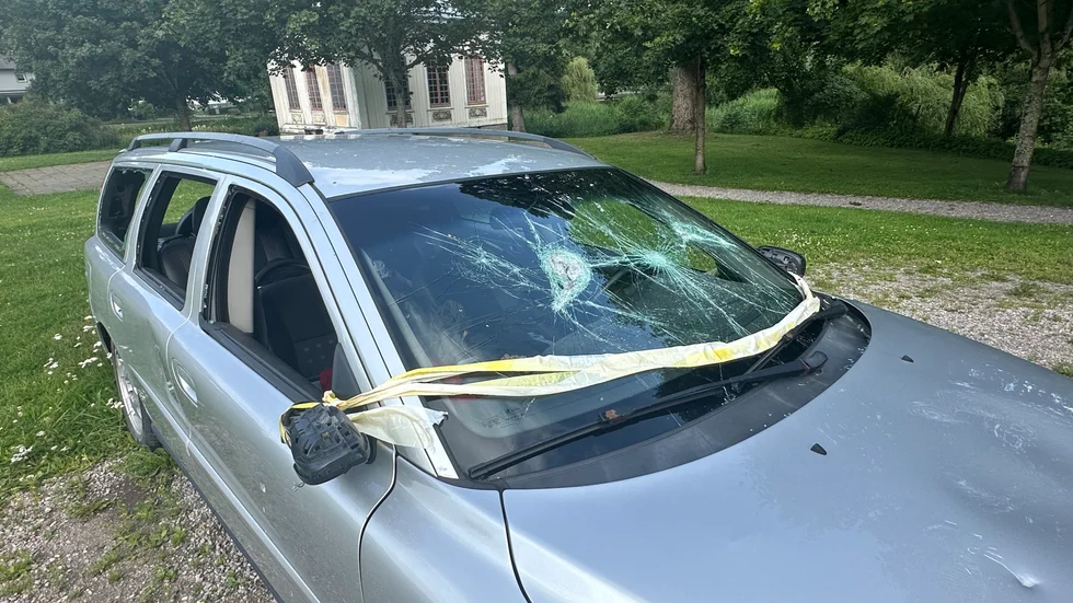 Bilvraket framför slottet har väckt irritation under våren och sommaren. Nu har följetongen fått sittt slut.