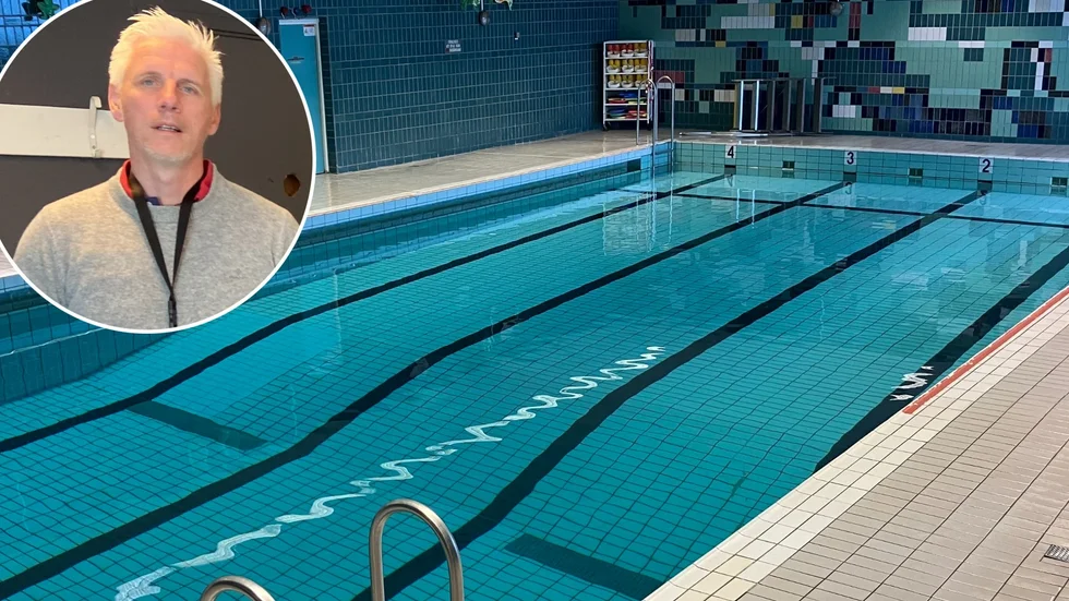 Åkersbadet ska få en ny bassäng i annat material. Renoveringen kommer att ske under 2025. Infälld syns kommunens fritidschef Anders Lexell som planerar uppdraget ihop med Strängnäs fastighets AB.