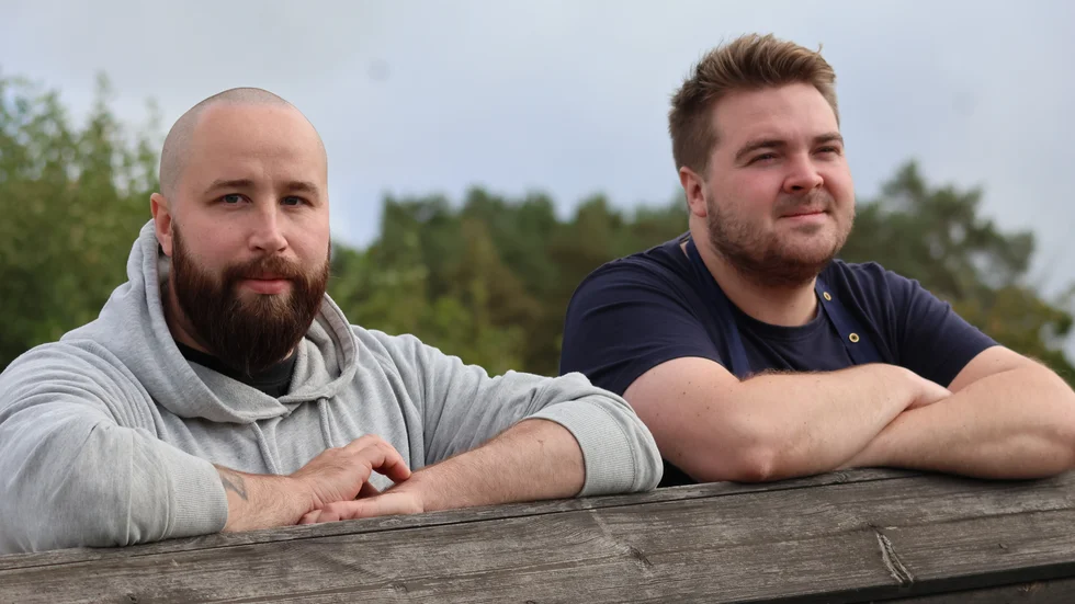 Albin Rydquist och Robert Wass, båda från Kisa, kollegor till vardags och båda med erfarenheten med att en närstående tagit sitt liv. "Det är viktigt att våga prata om det."
