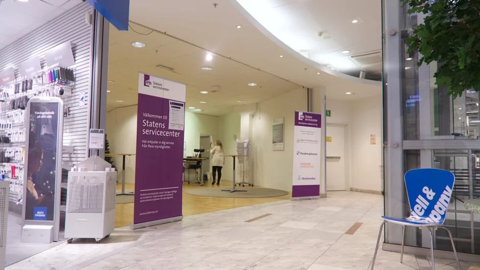 "Under två år ska 35 av de lokala servicekontoren avvecklas. Lagom till att många kommuninvånare hittat till servicekontoret och börjat använda det ska det bort. Det är fel väg att gå och kommer att leda till försämrad statlig service på många platser", skriver insändarskribenterna. (Arkivbild)