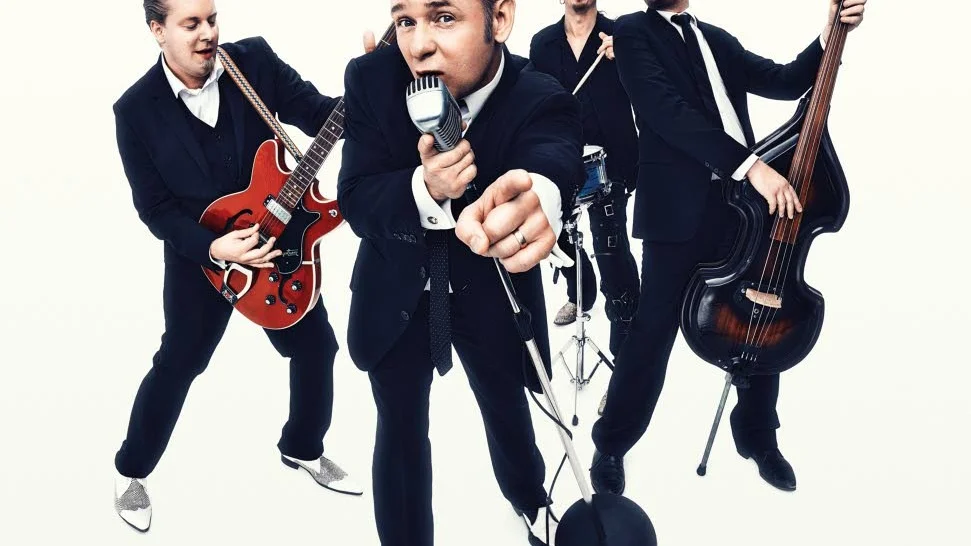 Sångaren och rockpianisten Kingen, eller Torgny Karlsson som han egentligen heter, kommer till Piteå nästa onsdag med sin show ”När rocken kom till Sveg”. I bakgrunden de medverkande musikerna. Jonas Thornberg, Jens Persson och Göran ”Baga” Backlund.
?Foto: Carl Thorborg