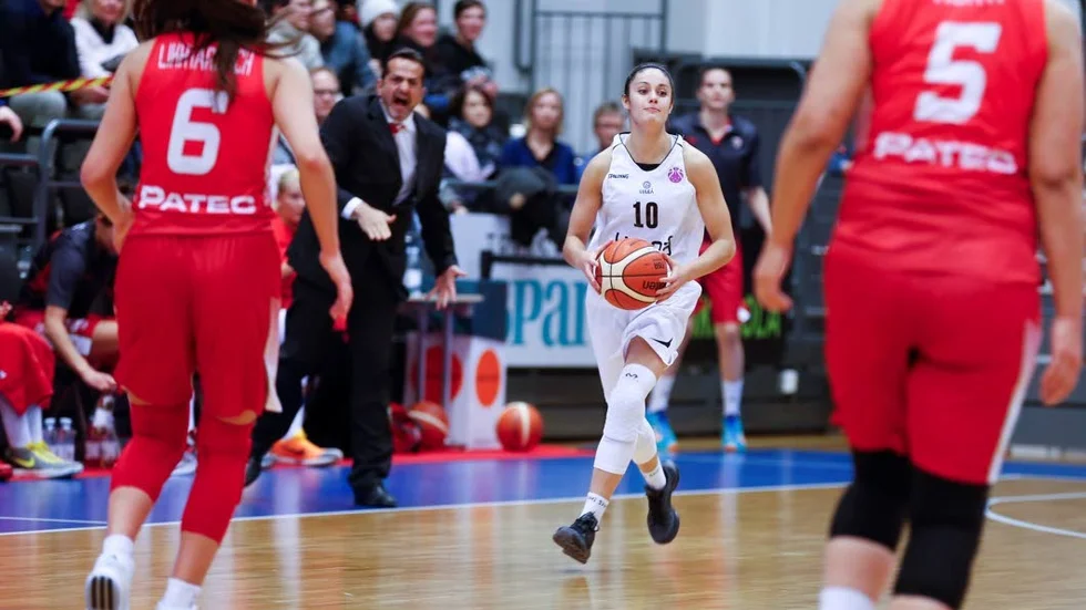 VIKTIGA SKOTT. Katie Bussey klev fram och drog i två viktiga trepoängare när Luleå Basket vann första SM-finalen. (arkivbild)