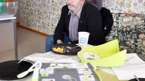Hjärtstartaren räddae Conny Lindgrens liv. I går bjöd han och hans hustru Anna Hellerstedt den räddande personalen på Medley på tårta.