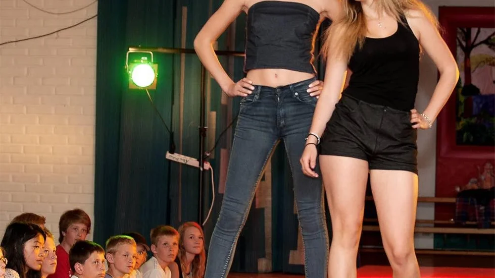 Cirka 20 elever visade upp ett 70-tal plagg vid Hultdalsskolans modeshow. Här är det Ebba Westergren och Anna Di Ponziano som visar upp två av plaggen på catwalken.