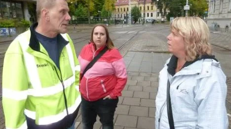 Resevärden Thorwald Hansson informerar Sofie Johansson och Lena Wiberg om busstoppet på fredagsmorgonen i centrala Norrköping.