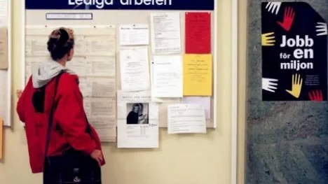 Antalet arbetslösa unga som får ersättning från arbetslöshetsförsäkringen har sjunkit med nästan 80 procent i Norrköping.