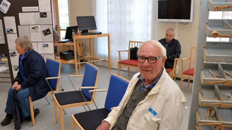 Deklarationshjälp. Lennart Persson väntar på sin tur för att få råd angående deklarationen.