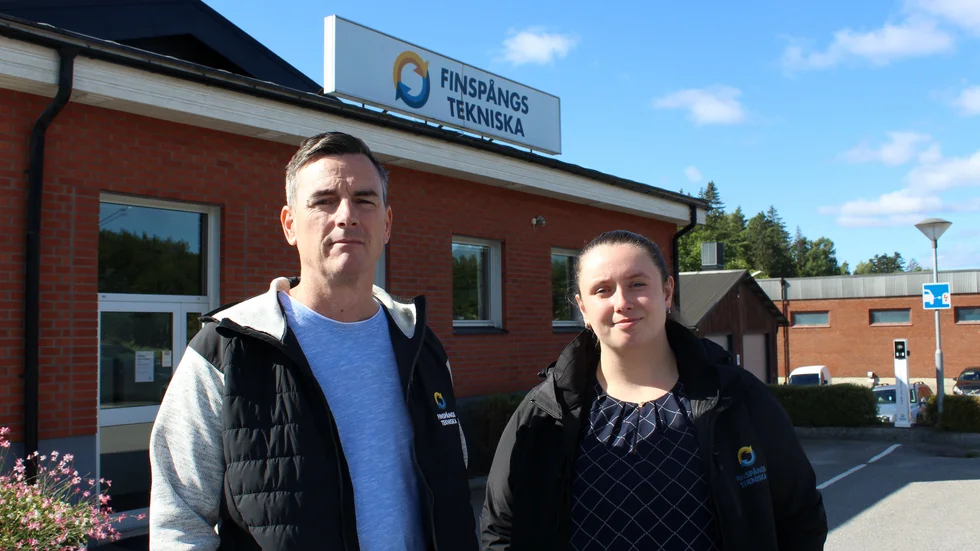 Finspångs Tekniskas driftchef Jimmy Öman och kommunikatör Ellinor Van Leeuwen, varnar för företag som erbjuder spoltjänster och uppger att de samarbetar med Finspångs Tekniska.