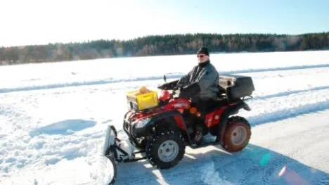 Göran 'Gösa' Berg plogar Ormlången dagligen för att hålla den i gott skick för långfärdsskridskoåkning.