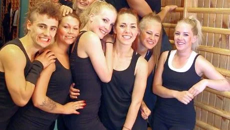 Therese Sahlin (fyra från vänster i främre raden) tilsammans med några av sina klasskompisar från Flow Dance Academy som gjorde succé hos högstadieeleverna i Söderköping. Foto: Patrik Selsfors