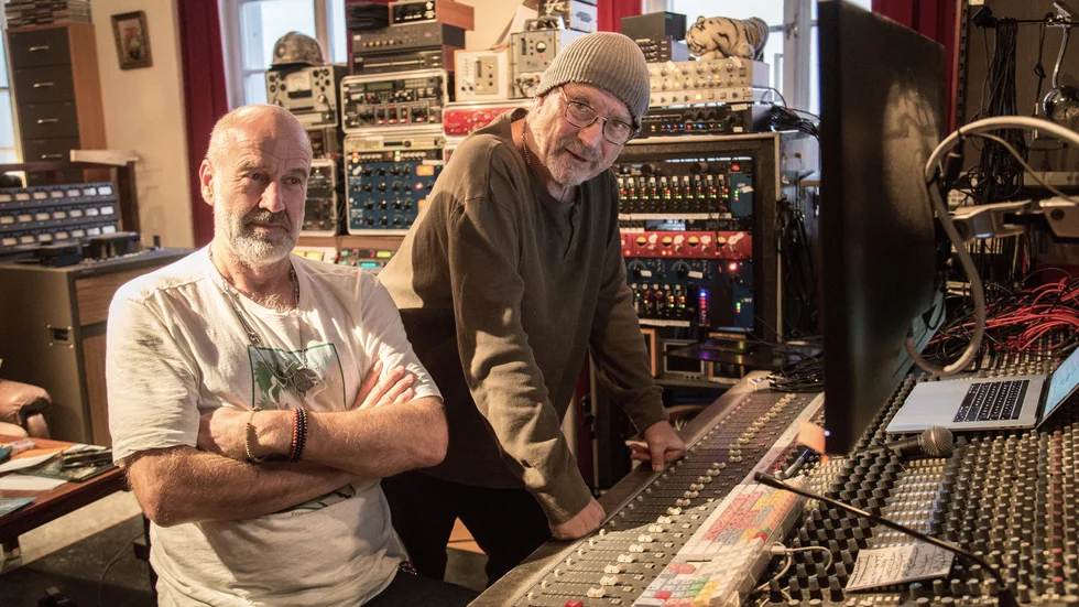 Producenten Micke Lyander och Pugh Rogefeldt i Sandkvie-studion i Visby hösten 2019 då låtarna "Fasta klippa" och "Jesus i mobilen" mixades. 