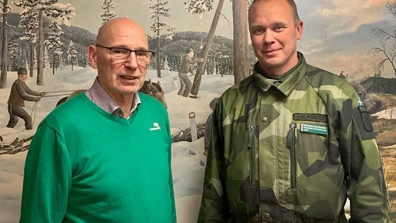 Bjarne Hald, ordförande i Centerpartiets Arvidsjaurskrets tillsammans med överstelöjtnant Mattias Holmqvist.