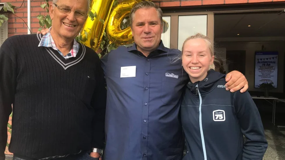 På bilden tre generationers Johansson. Donald Johansson (vd 1979-2009), Kent Johansson (vd sedan 2010) och Maja Johansson, barnbarnsbarn till farfar Göran som startade fabriken.