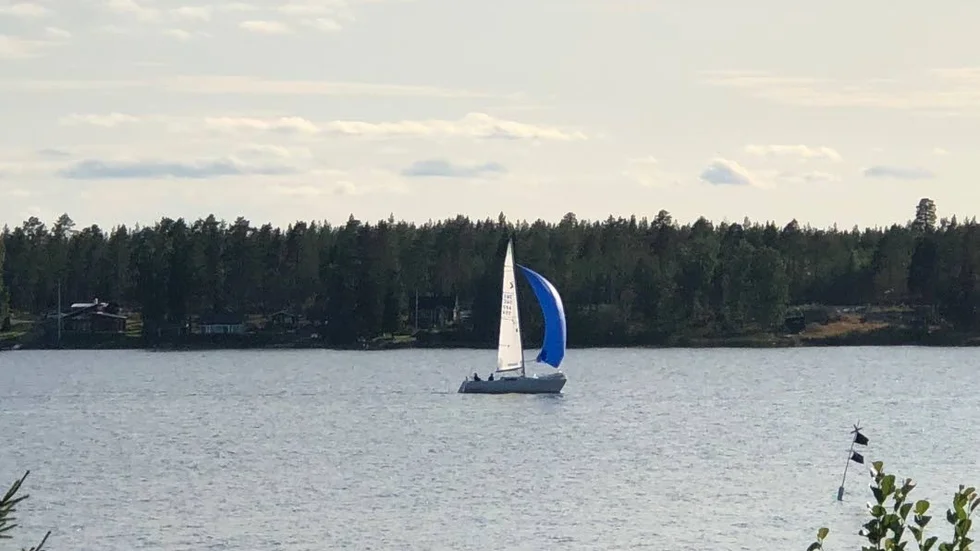 Fjärdarna mellan Mosesholmen, Dergerberget, Haraholmen, Lilla och Stora Svinöra fylls av drygt 35 tävlande segerekipage i årets upplaga av Rumble On The Bay.