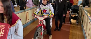 Festmässa i kyrkan • Först kom en speedwaycykel – sedan blivande ärkebiskopen • VIDEO: Se cykeln och hör sången
