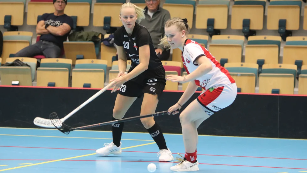 Sofie Cederlind i den svarta FBC-tröjan har gjort tre av säsongens sju mål i de två senaste matcherna.