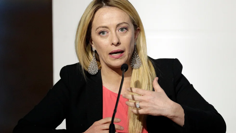 Det senaste krissymptomet i Italien. Giorgia Meloni har som partiledare för ytterhögerns Fratelli d'Italia lyckats kannibalisera på de andra missnöjes- och högerpartierna. Två av dessa förlorare väntas nu ingå i hennes regeringsunderlag.