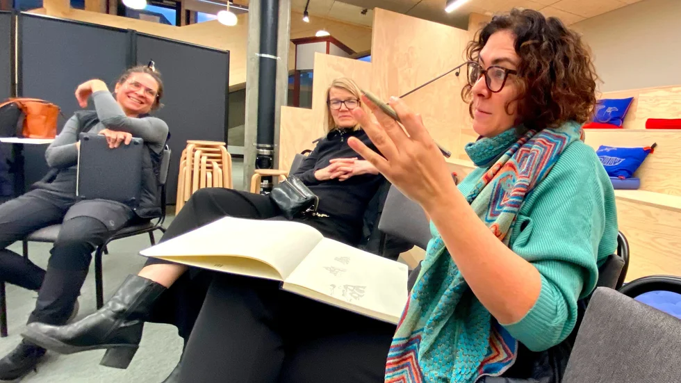 Marina Georgescu, Elisabeth Dahlén och Sima Haddadin i samtal under träffen, som hölls i Västerbottensrummet på biblioteket i Sara kulturhus.