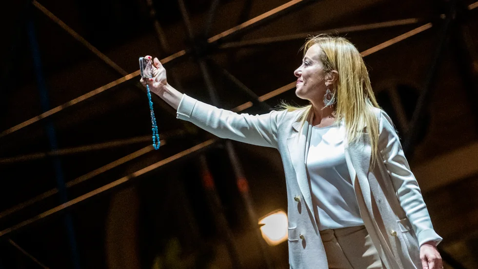 Giorgia Meloni tar en selfie under ett valmöte i Rom i torsdags.