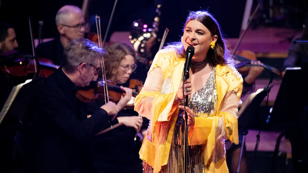 "Hon ut som en kyckling som ska på superdisco med hela hönsgården". Linnéa Henriksson förförde och berörde publiken i De Geerhallen. 