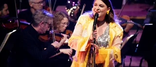 Som en kyckling på superdisco med hela hönsgården – Linnéa Henriksson förför och berör tillsammans med SON