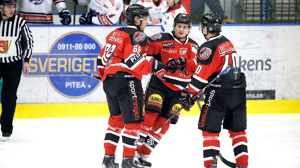 FYRA RAKA. Joakim Högberg (mitten) hade klubban med fyra raka mål när Piteå vände 1-4-underläge till seger 5-4 mot Lindlöven.(arkivbild)