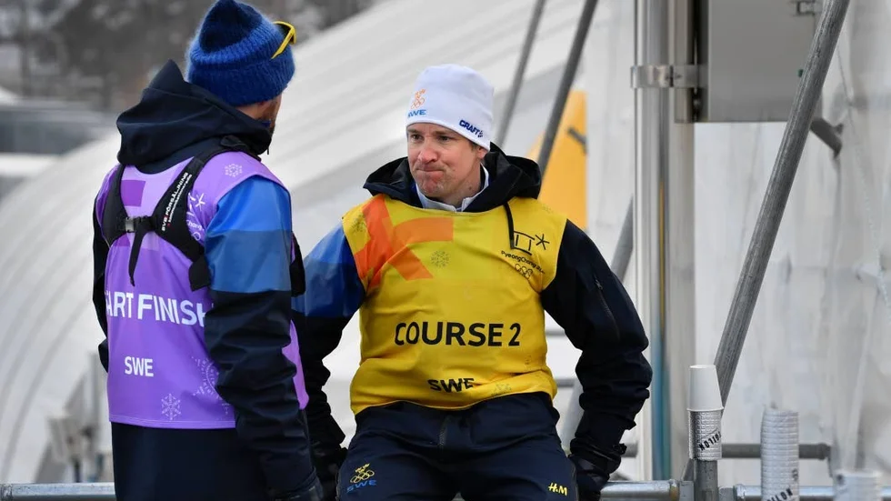 PYEONGCHANG 2018-02-18 En besviken svensk vallachef, Urban Nilsson, efter den misslyckade insatsen på herrstafetten där sverige vallade bort sig på de första två klassiska sträckorna på Alpensia Cross-Country Center under pågående vinter-OS i Pyeongchang. Här i samtal med förbundskaptenen Rikard Grip.  Foto Anders Wiklund / TT kod 10040 *** Bilden ingår i SPORTPAKET. För övriga BETALBILD **
