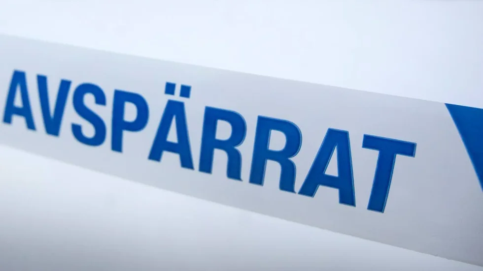 Polisen i Umeå håller ett stort område avspärrat där en person påträffades mördad under tisdagen.